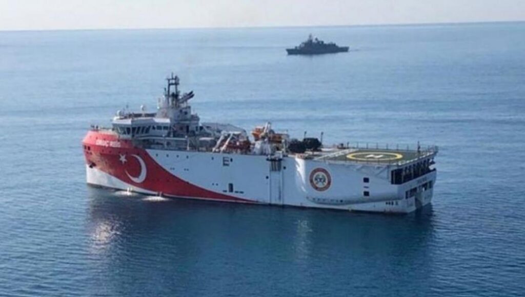 Η Τουρκία προσπαθεί να διαψεύσει το πλωτό φράγμα του ελληνικού Στόλου